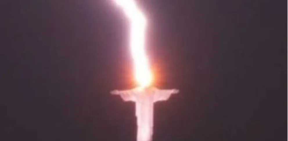 Un rayo impactó en el Cristo Redentor en Río de Janeiro