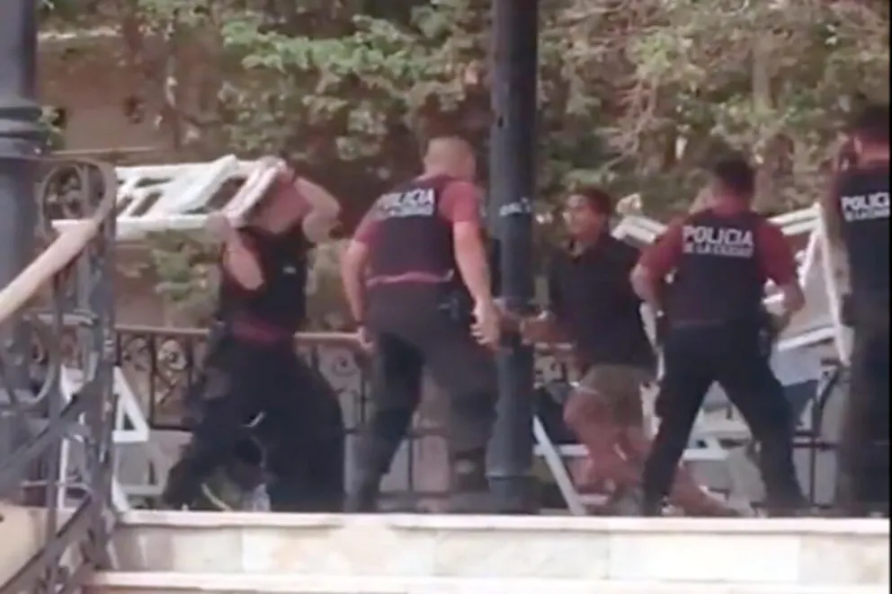 La Policía de CABA protagonizó un enfrentamiento a sillazos con un hombre