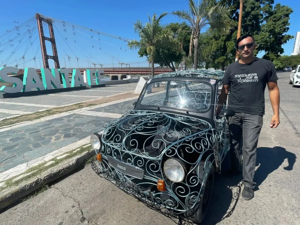 Adrián Lisardia remodeló el Fiat 600 y pasea por todo el país.