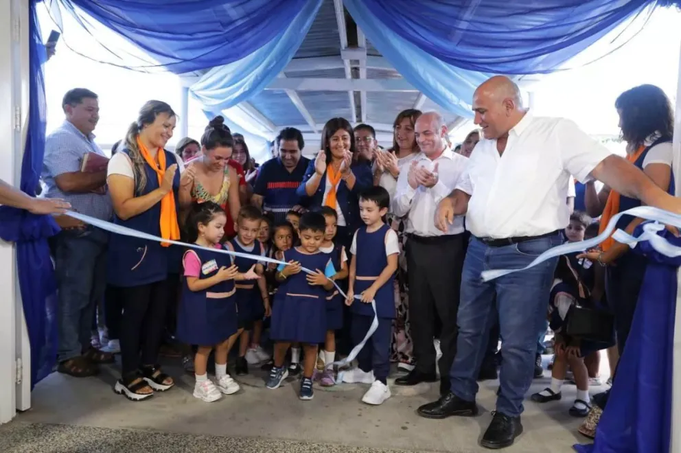 Manzur dejó inaugurada importantes obras en una escuela en Juan Bautista Alberdi.