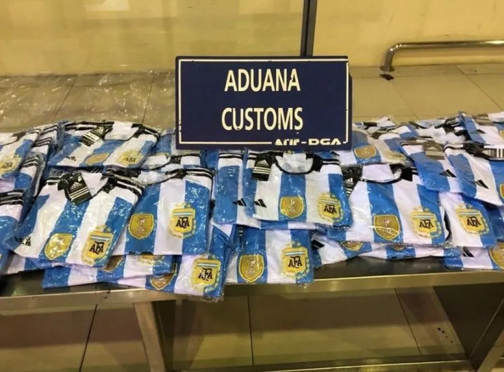Las codiciadas "3 estrellas" de la Selección, parte de las camisetas incautadas por la Aduana en Ezeiza.