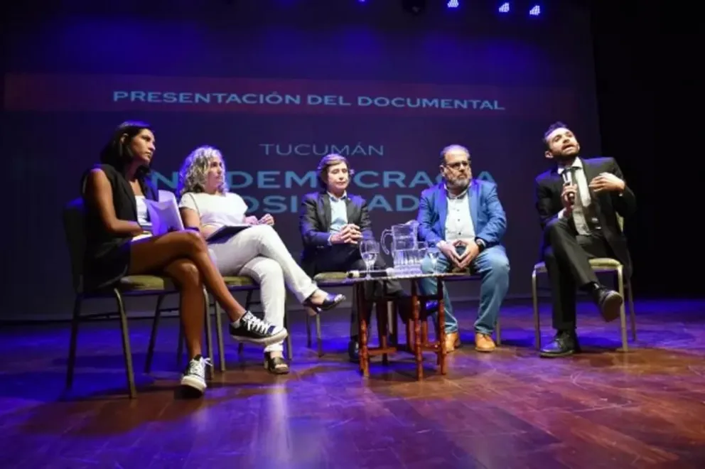 Los panelistas y la autora del documental en el teatro Rosita Ávila.