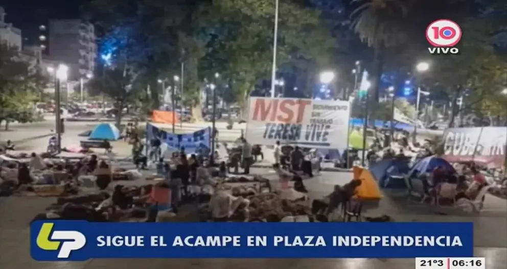 Nueva jornada de protesta en la Plaza Independencia.