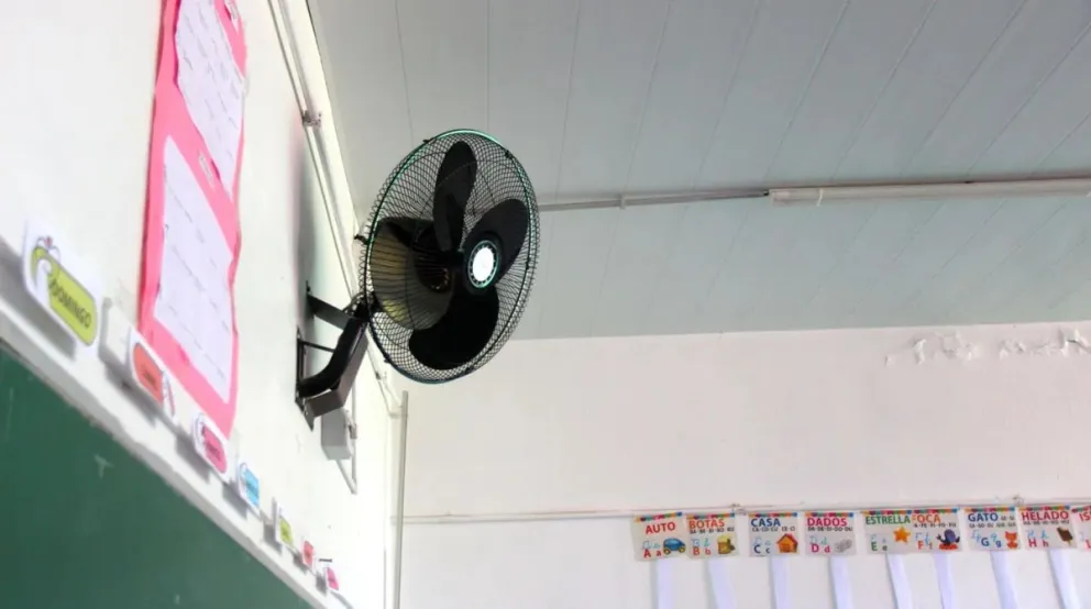 Críticas al intendente de Ensenada por llamar "última tecnología" a la instalación de ventiladores en las escuelas. 