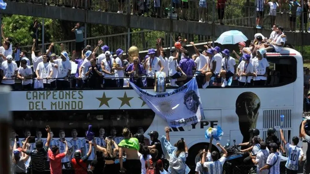 La caravana del plantel de la selección argentina para celebrar el campeonato del mundo de Qatar en Buenos Aires