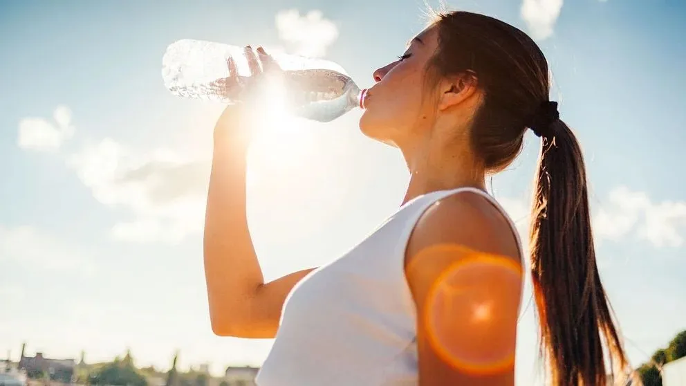 Tomar al menos dos litros de agua por día es tan importante como alimentarse de forma saludable (Gettyimages).
