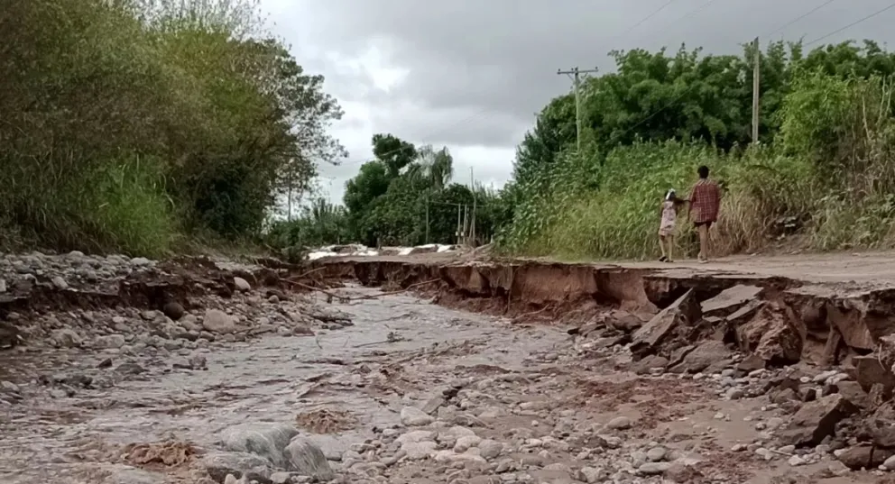 1200x650_lluvia-causo-destrozos-caminos-quedaron-aisladass-150-familias-sur-tucumano-984831-183955
