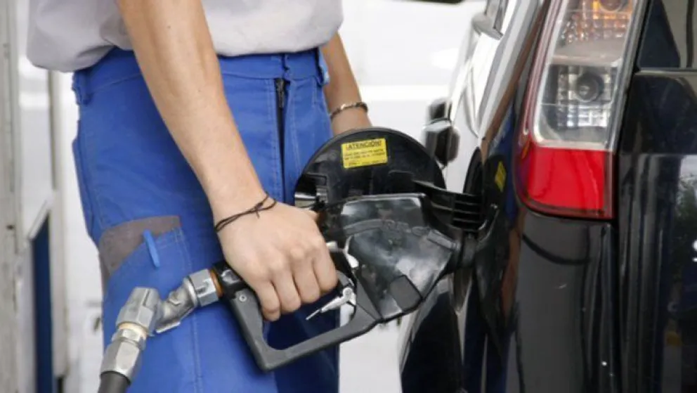 Llenar el tanque de un auto chico ya puede costar 20 mil pesos, según el tipo de nafta