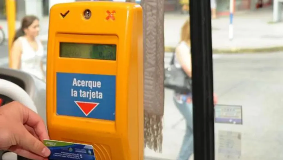 Un usuario paga el boleto de ómnibus en San Miguel de Tucumán