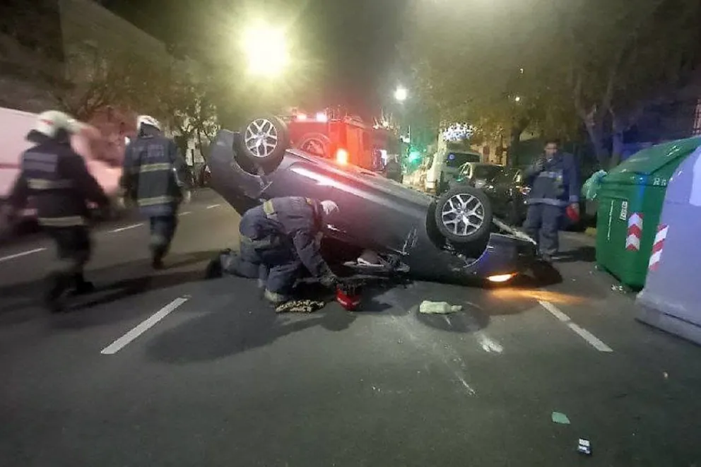 Chocó contra un auto estacionado en Caballito y volcó: el conductor se dio a la fuga