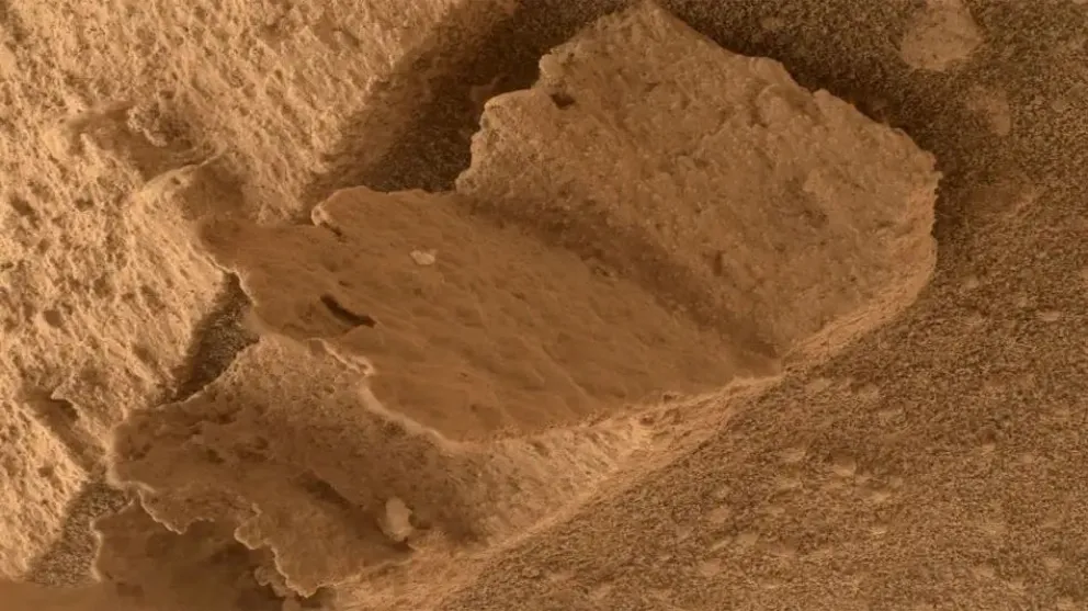 El rover Curiosity de la NASA tomó una imagen intrigante de una pequeña roca marciana que se parece sorprendentemente a 