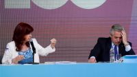 Cristina Kirchner y Alberto Fernánde, durante el acto por los 100 años de YPF