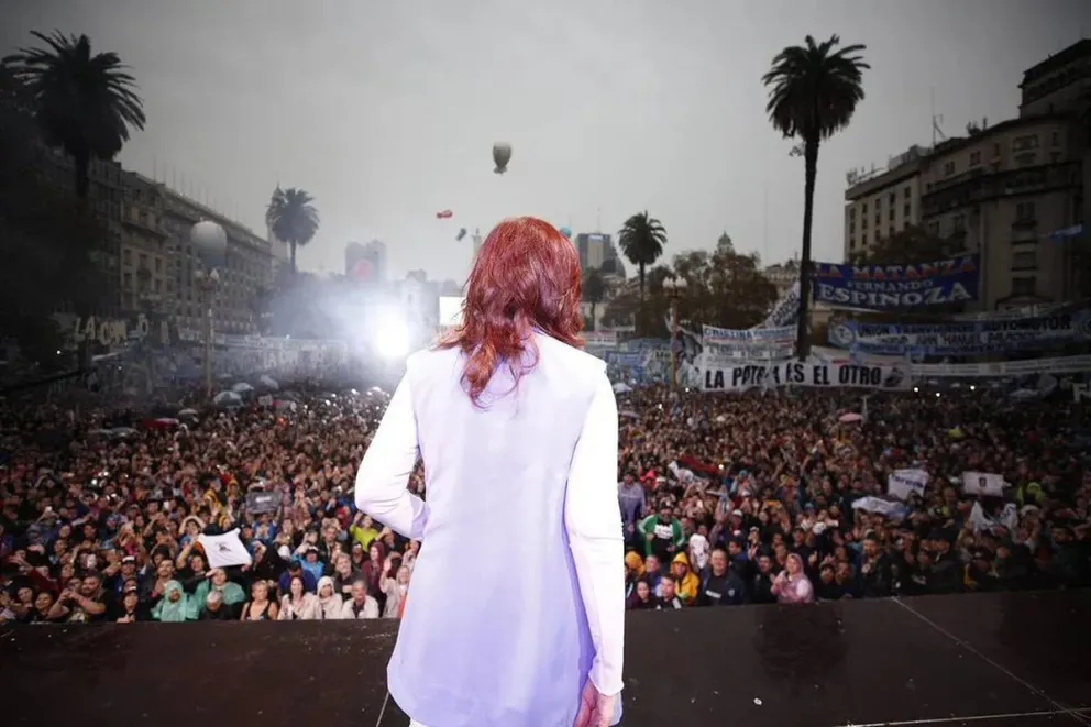 Cristina Kirchner habló ante una multitud en Plaza de Mayo