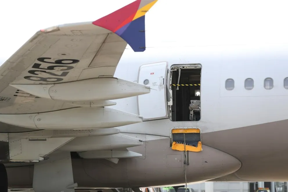 El hombre abrió la puerta del Airbus A321 unos 213 metros sobre el suelo