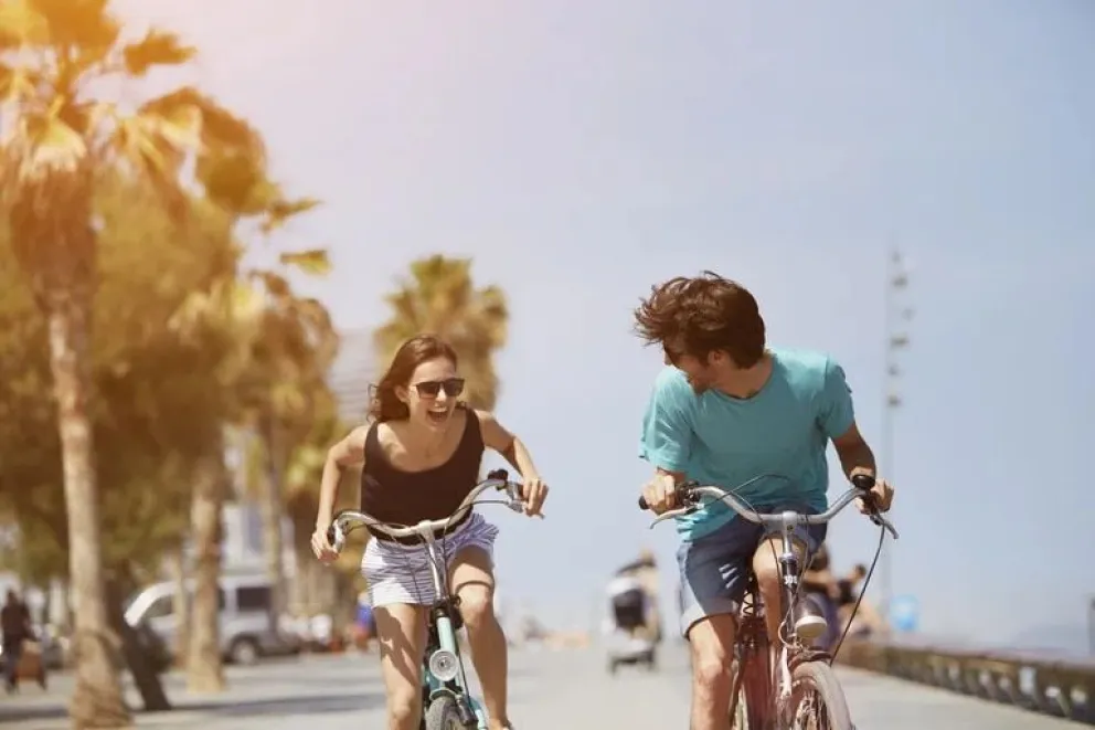 Andar en bicicleta permite distraerse por unos momentos de las obligaciones cotidianas, entre otros beneficios