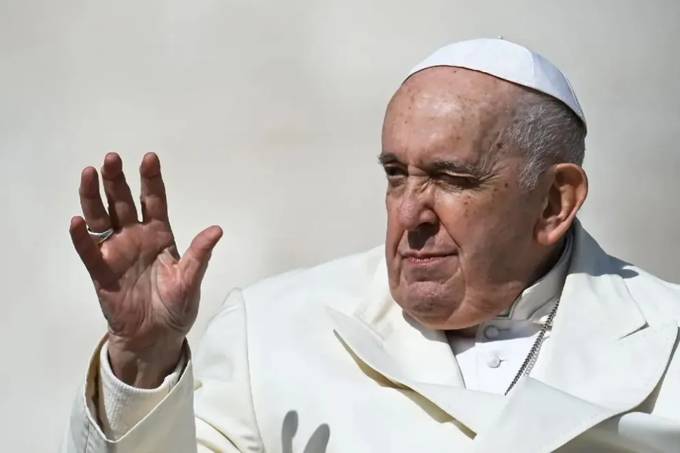 El Papa será sometido esta tarde a una cirugia por un problema intestinal.