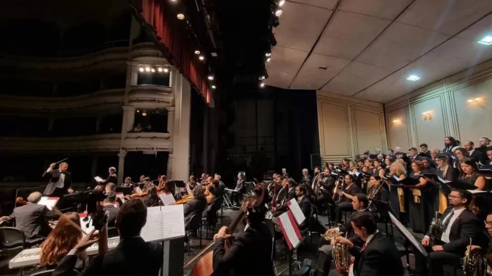  Un concierto que involucra muchos músicos en escena
