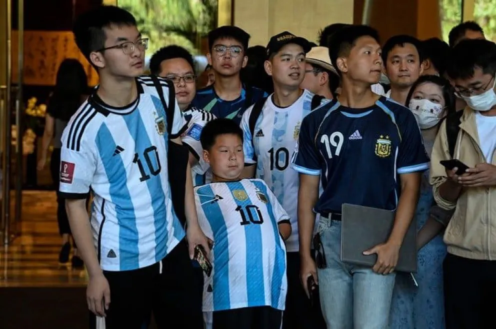 Cientos de chinos se arrimaron a la puerta del hotel de la Selección para estar cerca de Messi