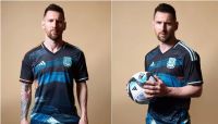 Lionel Messi posando con la camiseta alternativa de la selección femenina