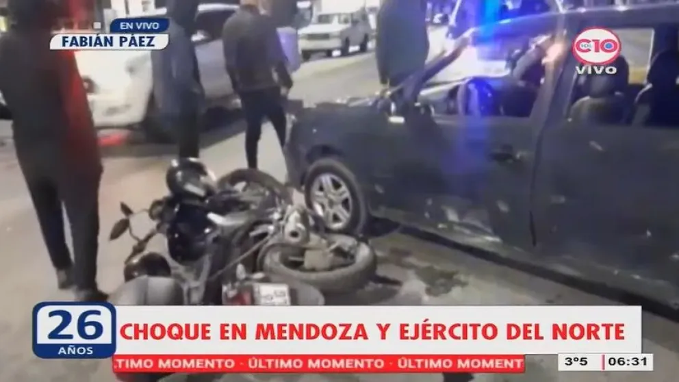 Violenta colisión entre un auto y una moto en Ejército del Norte y Mendoza