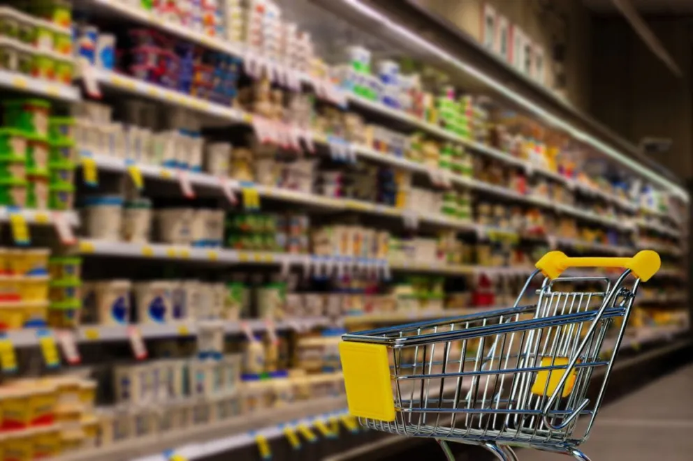 La categoría alimentos y bebidas, con un peso determinante en el IPC, habría registrado deflación según las mediciones de analistas privados que recaban datos de supermercados (EFE)