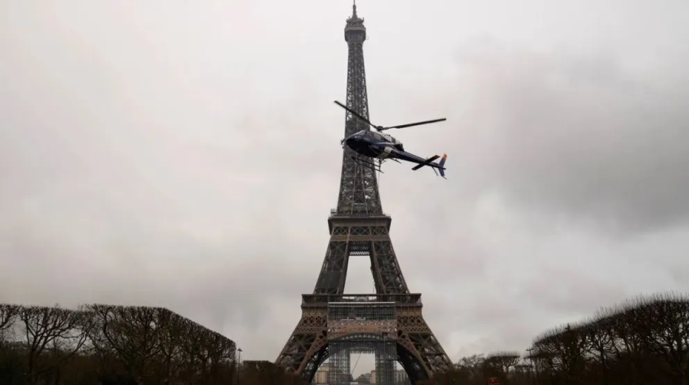 Alerta en París: evacúan la Torre Eiffel por una amenaza de bomba