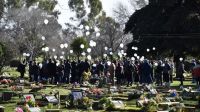 Con una suelta de globos blancos, despidieron los restos del cirujano asesinado en Morón