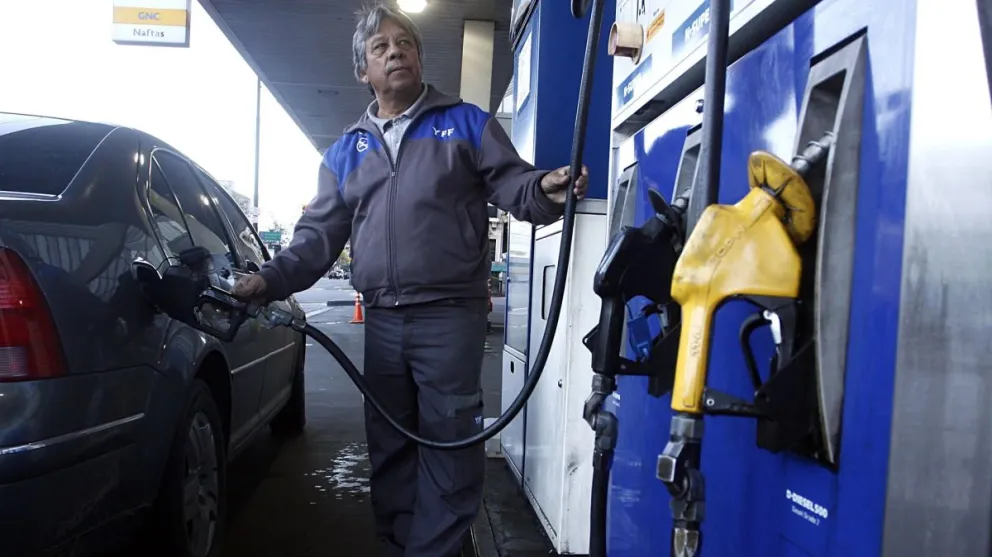 Nafta: cuánto debe subir el litro para empatar los valores internacionales.