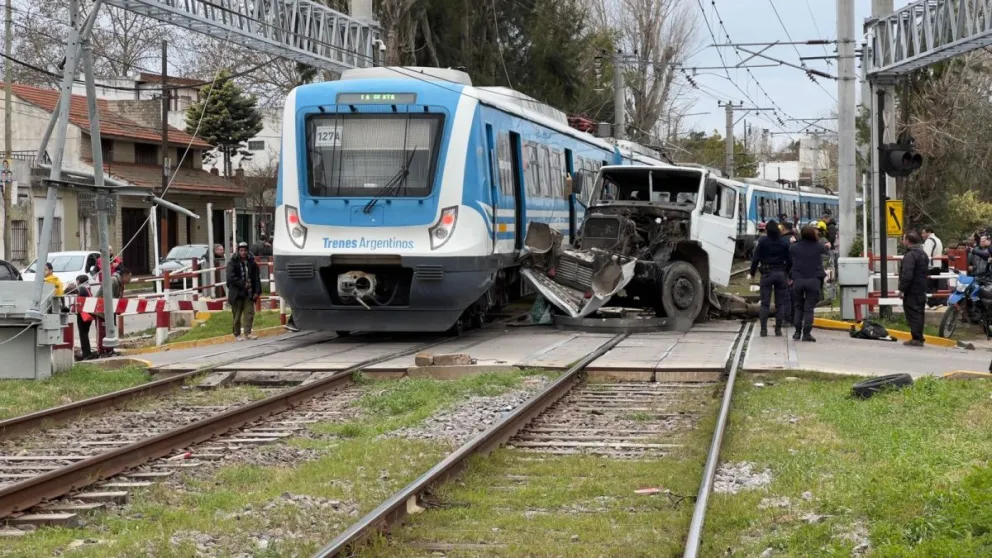 Un tren chocó contra un camión en Quilmes