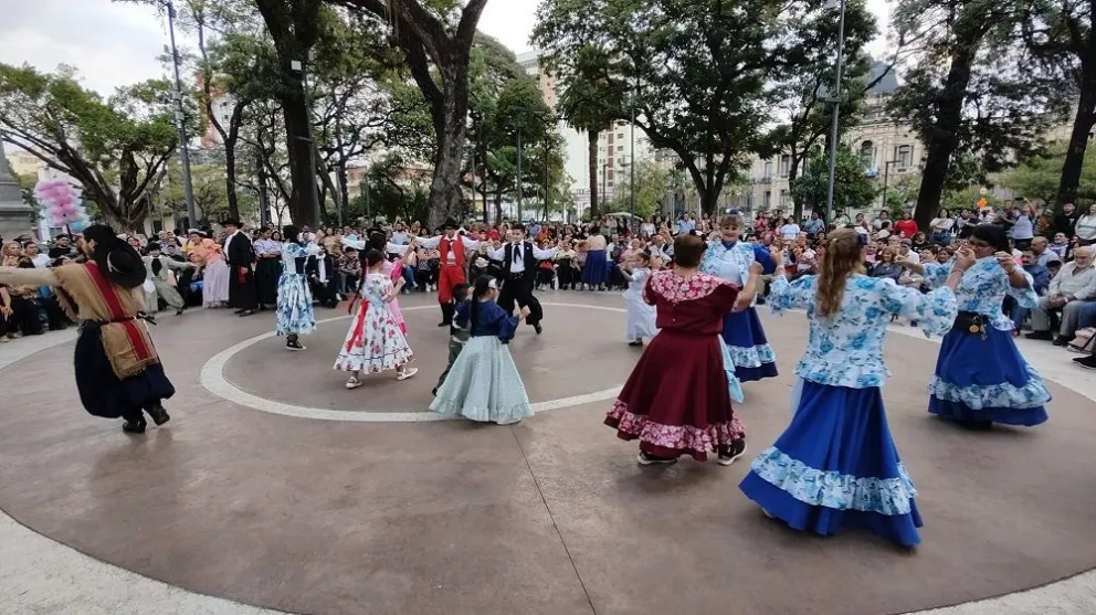 Espectáculo folclórico gratuito en la plaza Independencia