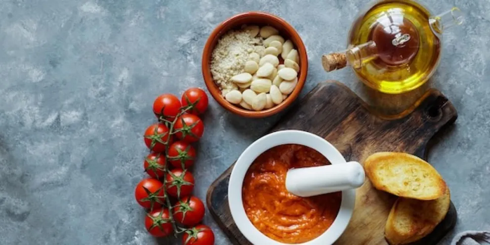 Los ingredientes base de esta salsa son los tomates y el ajo