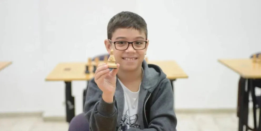Quién es Faustino Oro, el ajedrecista argentino de 9 años que superó un récord mundial 
