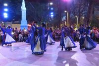 Noche folclórica en la plaza Independencia