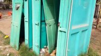 Insalubre: malestar de los vecinos por dos baños químicos abandonados en una plaza
