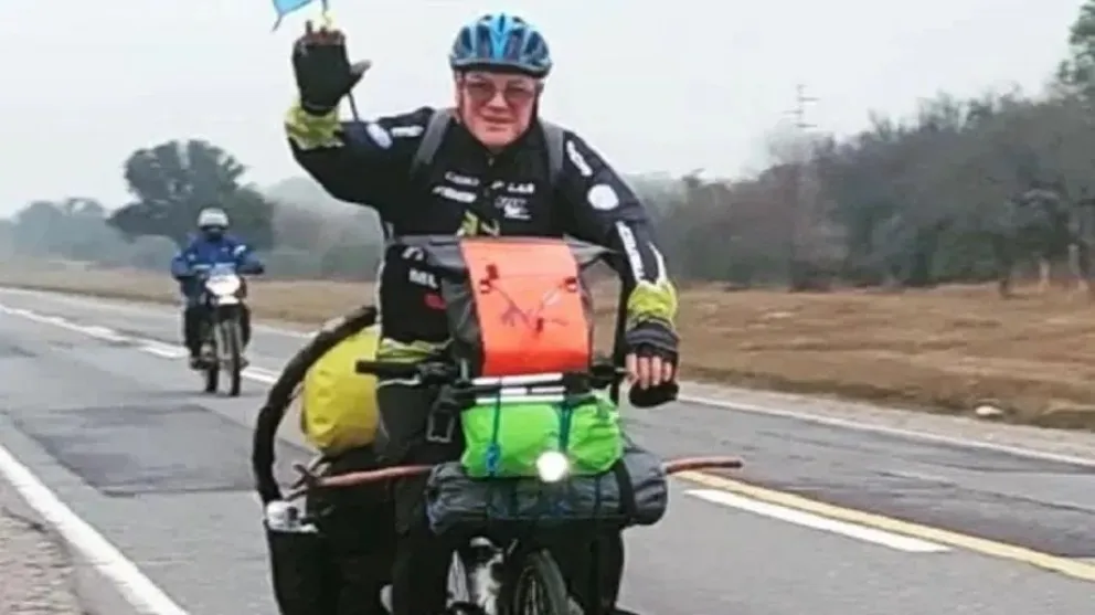 PEDALEANDO POR UN SUEÑO. Gabriel Leone, a los 67 años, recorre la ruta 40 en bicicleta.