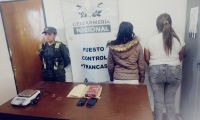 Arrestan a mujeres que intentaban traficar cocaína