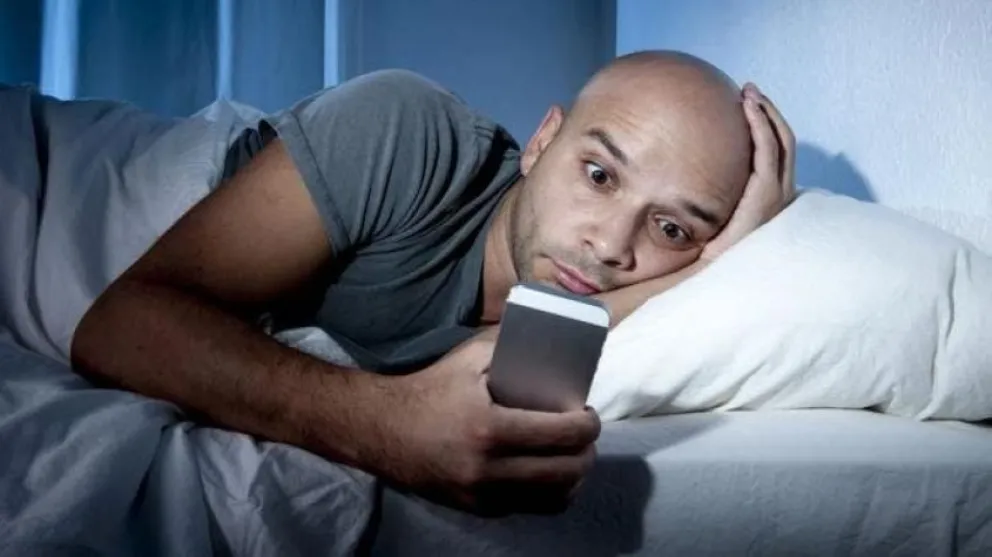 Cuál es el truco para desconectarte de tu celular cuando te vas a dormir