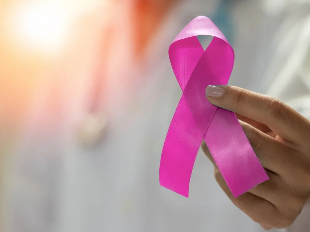 Lucha contra el cáncer de mama: ¿por qué se representa con el color rosa?