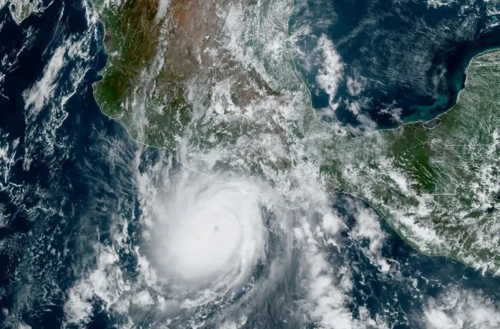 El huracán Otis pasó a categoría 5 y tocará tierra en las costas de México