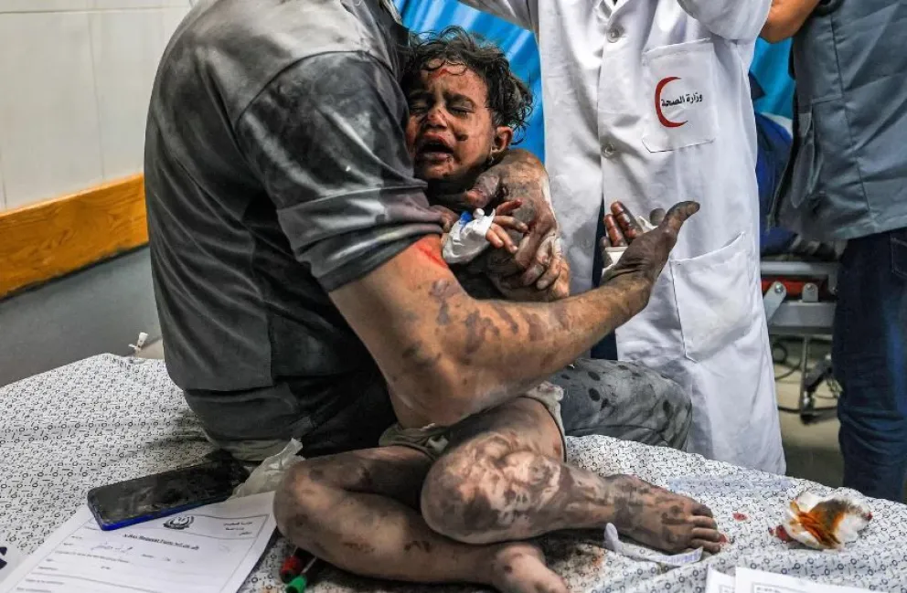 Colapsaron los hospitales de Gaza: médicos operan sin anestesia y eligen a quien atender
