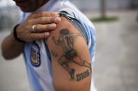En Salta regalaron tatuajes de Maradona por el cumple del Diez