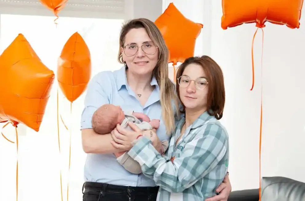 Nació el primer bebé de Europa gestado por dos mujeres