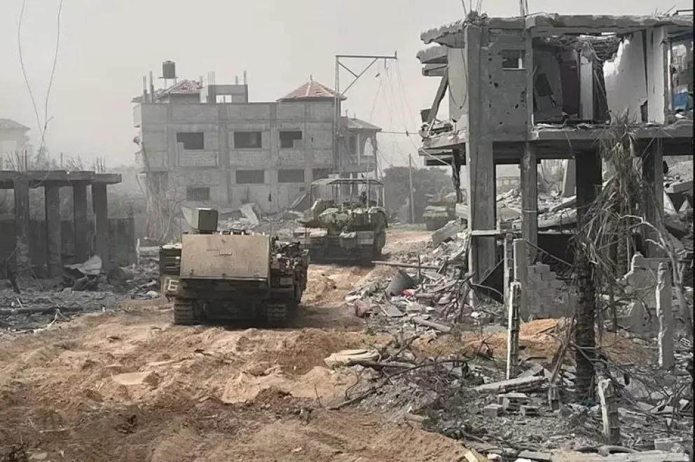 El Ejército israelí rodea y avanza sobre la ciudad de Gaza