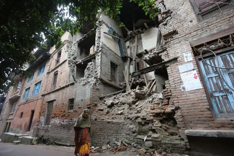 Un fuerte terremoto sacudió a Nepal: murieron más de 150 personas 
