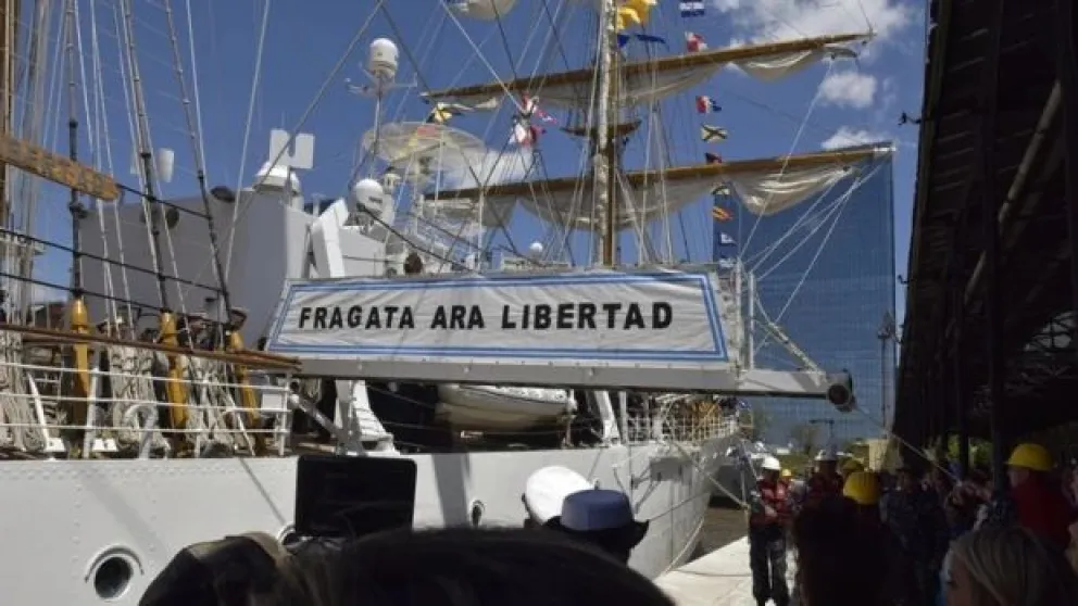 Regresó la Fragata Libertad a Buenos Aires: reencuentros y hasta una propuesta de matrimonio