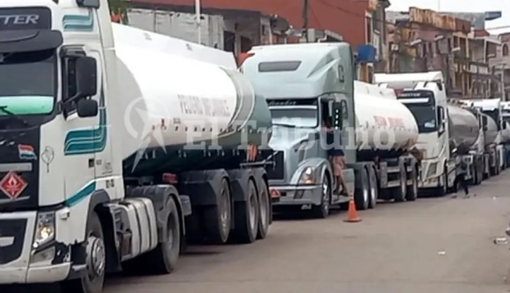 Desde Bolivia llegan caravanas de camiones para cargar combustibles en Argentina