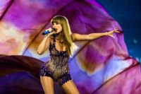 Taylor Swift lleva The Eras Tour a streaming con canciones extra
