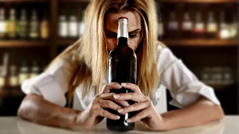 El consumo excesivo de alcohol causa una disfunción aguda y crónica del cerebro
