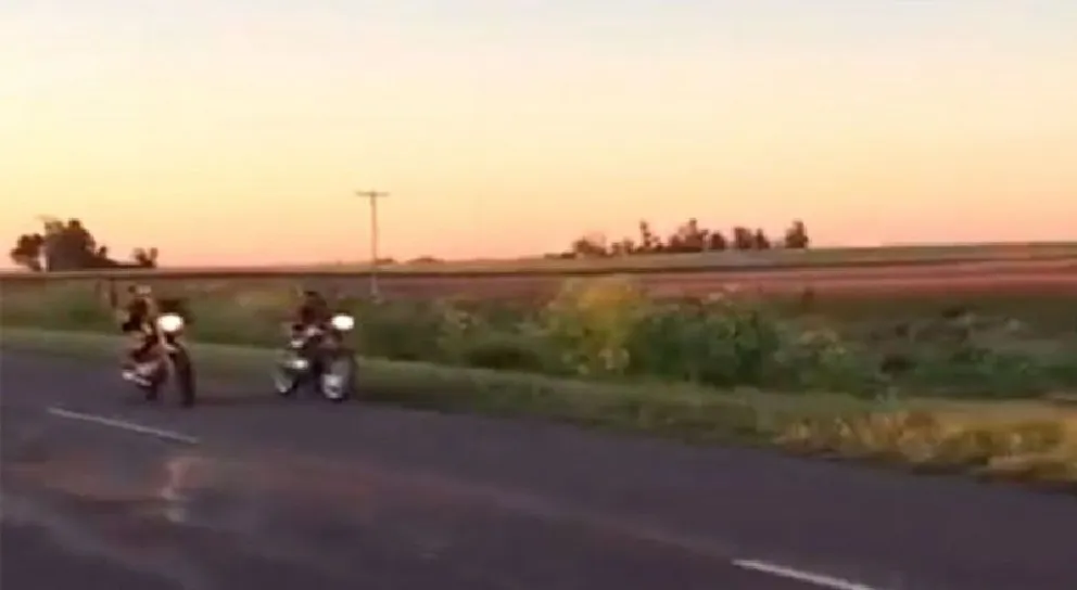 Video: corrían una picada de motos y embistieron a un grupo de personas