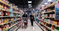 Clientes compran alimentos en un supermercado